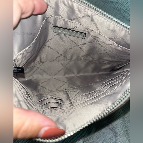 Michael Kors Giftables XL Zip Clutch Bag Saffiano Leather “Gray” Heart Studs - Picture 4 of 11